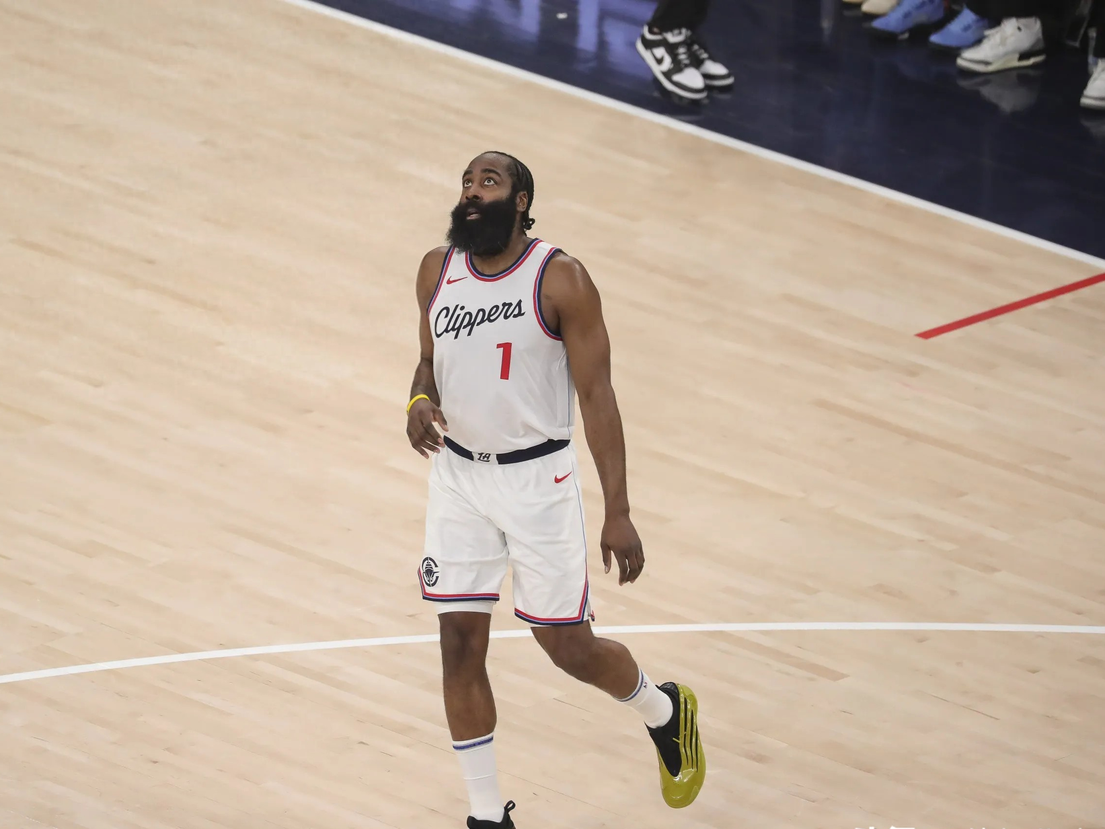 包含黄蜂队主场失利，遭遇赛季困境的词条