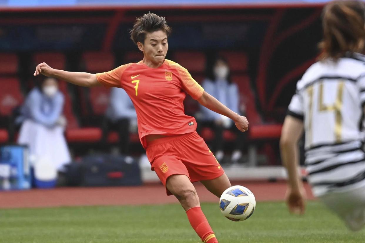 女足球员集中训练备战国内赛事，精神状态良好