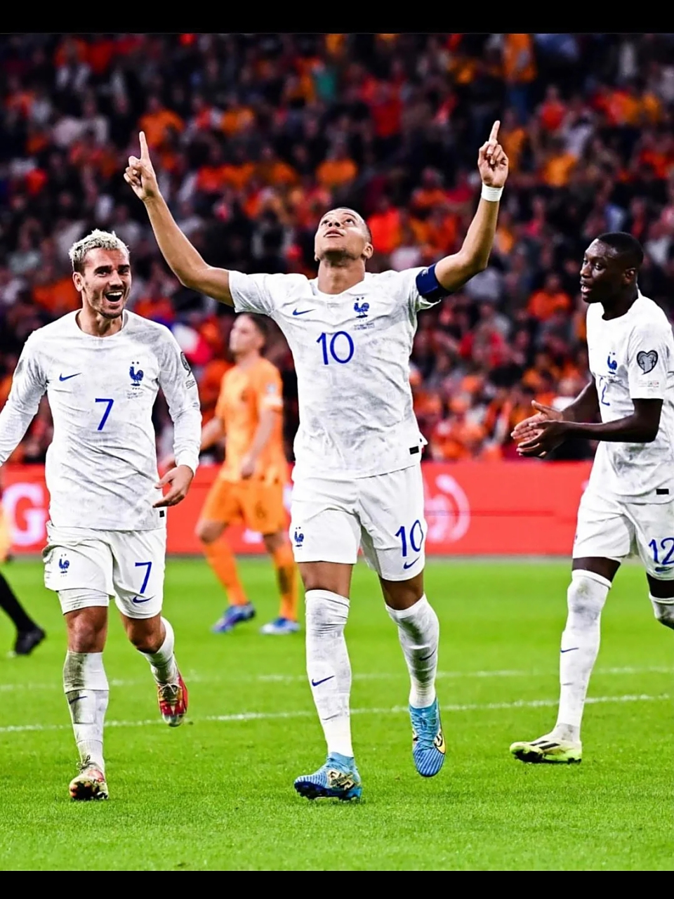 法国队成功晋级四分之一决赛