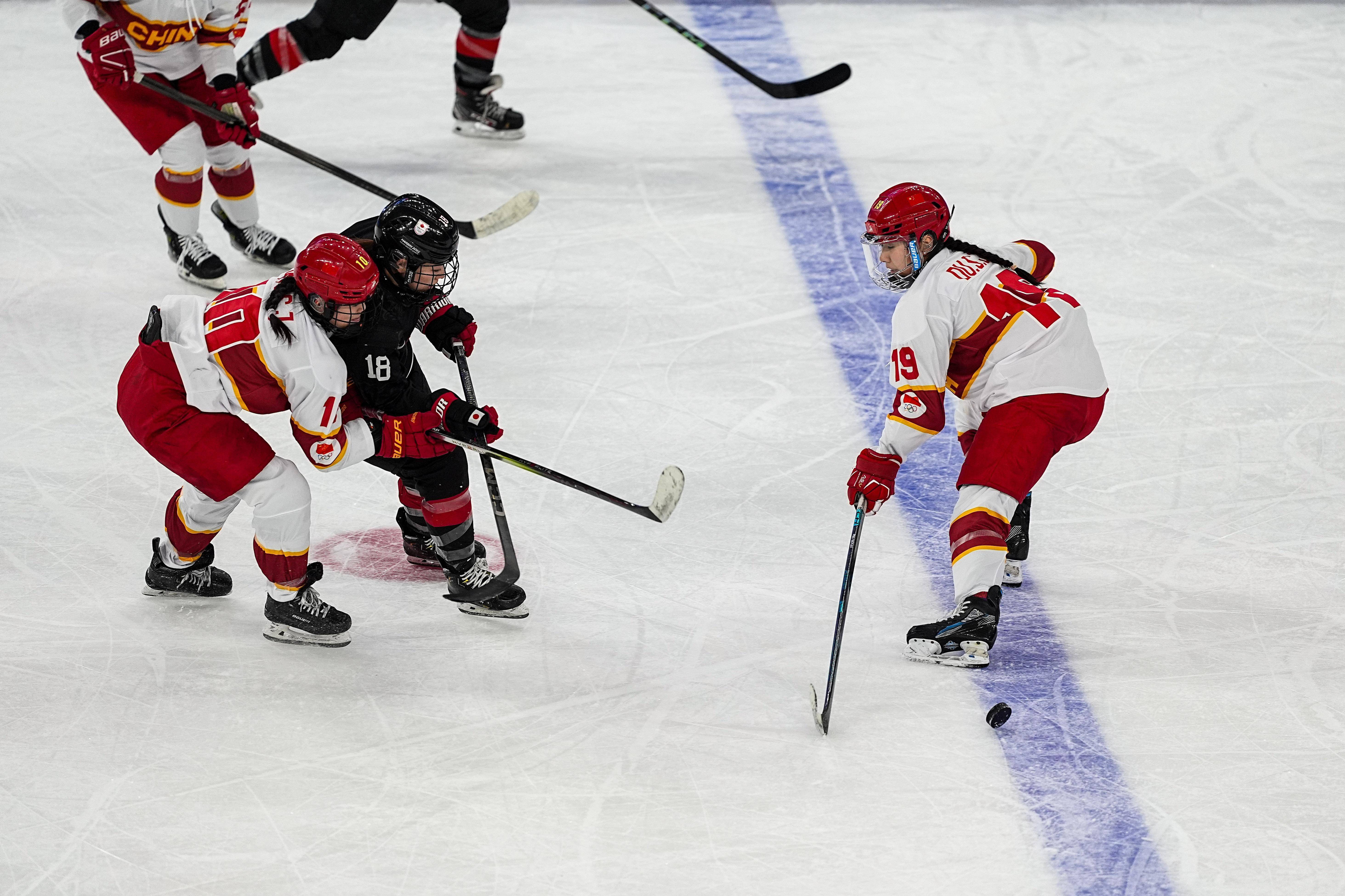 捷克冰球队奋力拼搏，勇夺领奖台