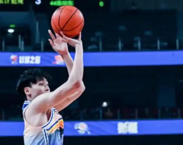 陕西男篮努力抵抗内蒙古队,遗憾落败 陕西男篮努力抵抗内蒙古队,遗憾落败