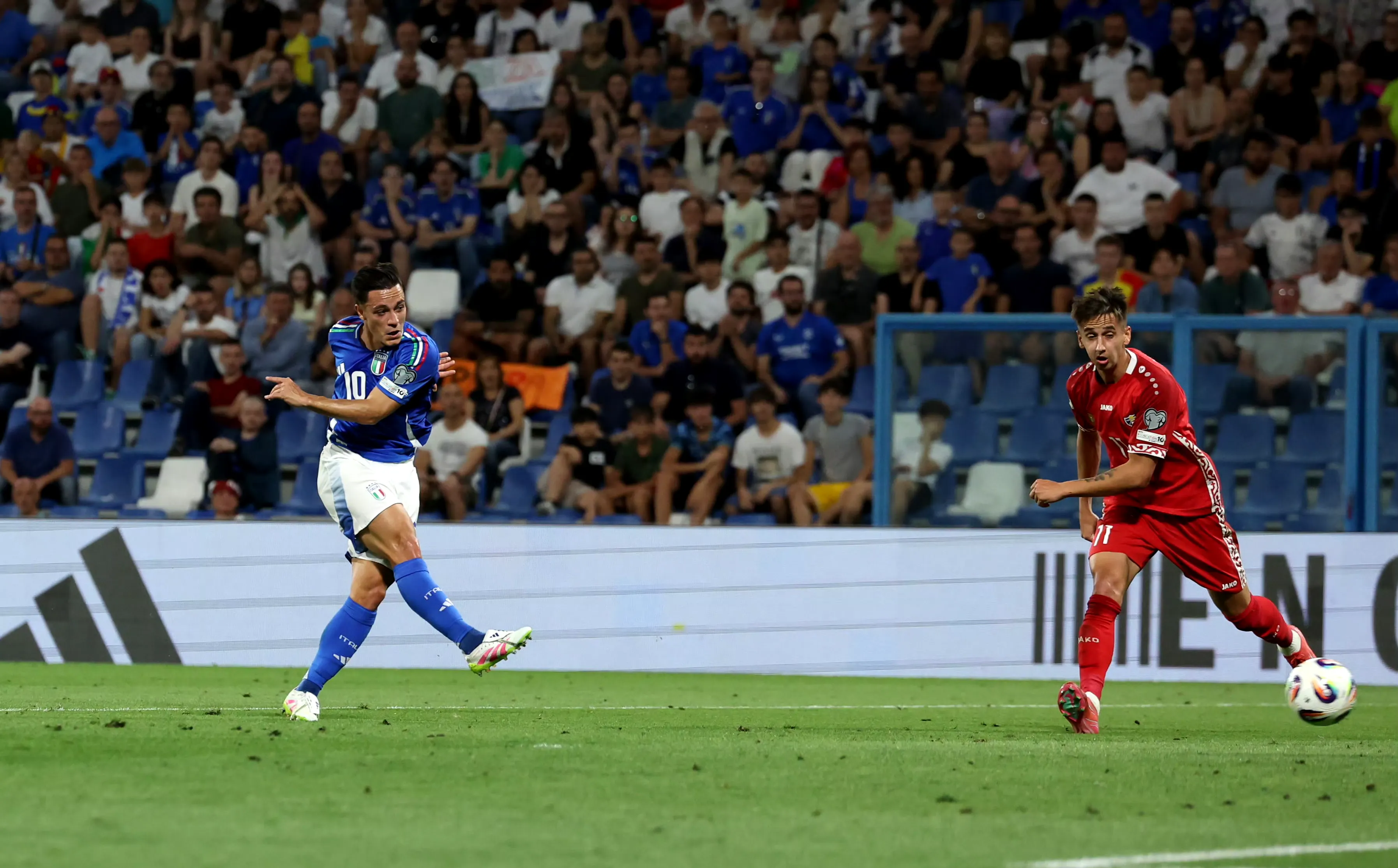 摩洛哥球员突破对方防线，帮队进球