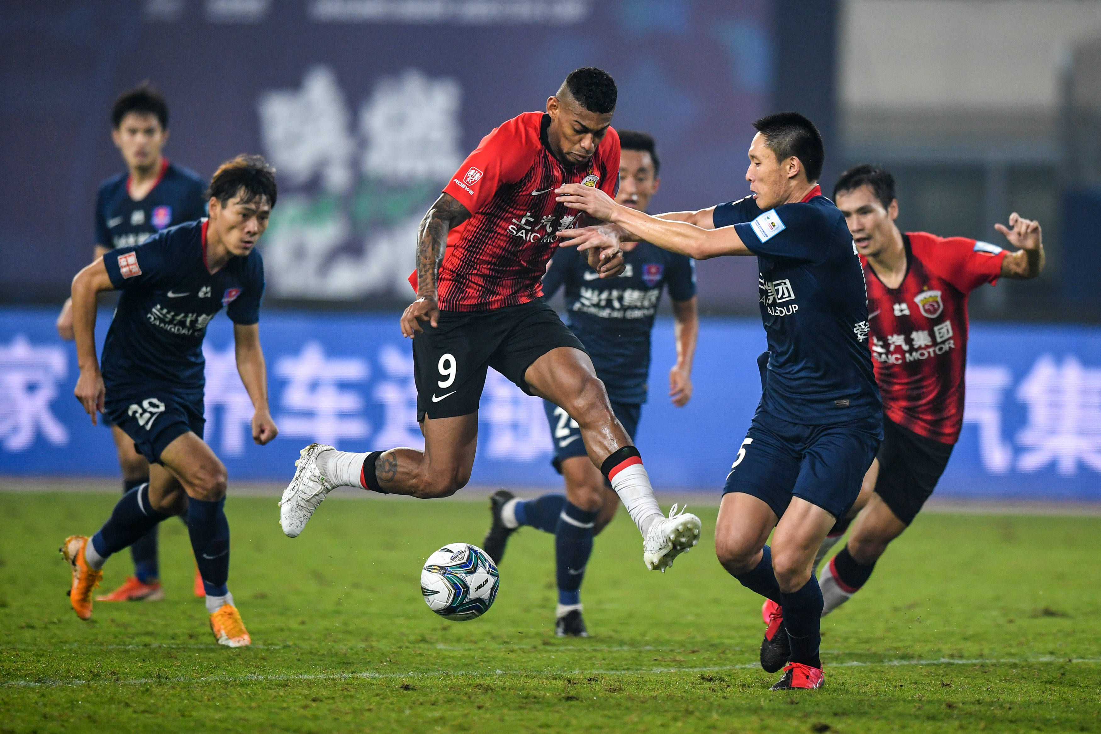 上海上港集体拼搏取得一鼓作气胜利