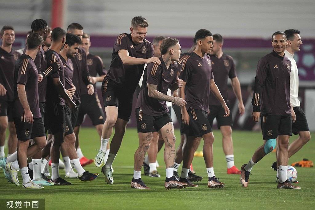 包含西班牙胜德国，小组出线形势稳健的词条