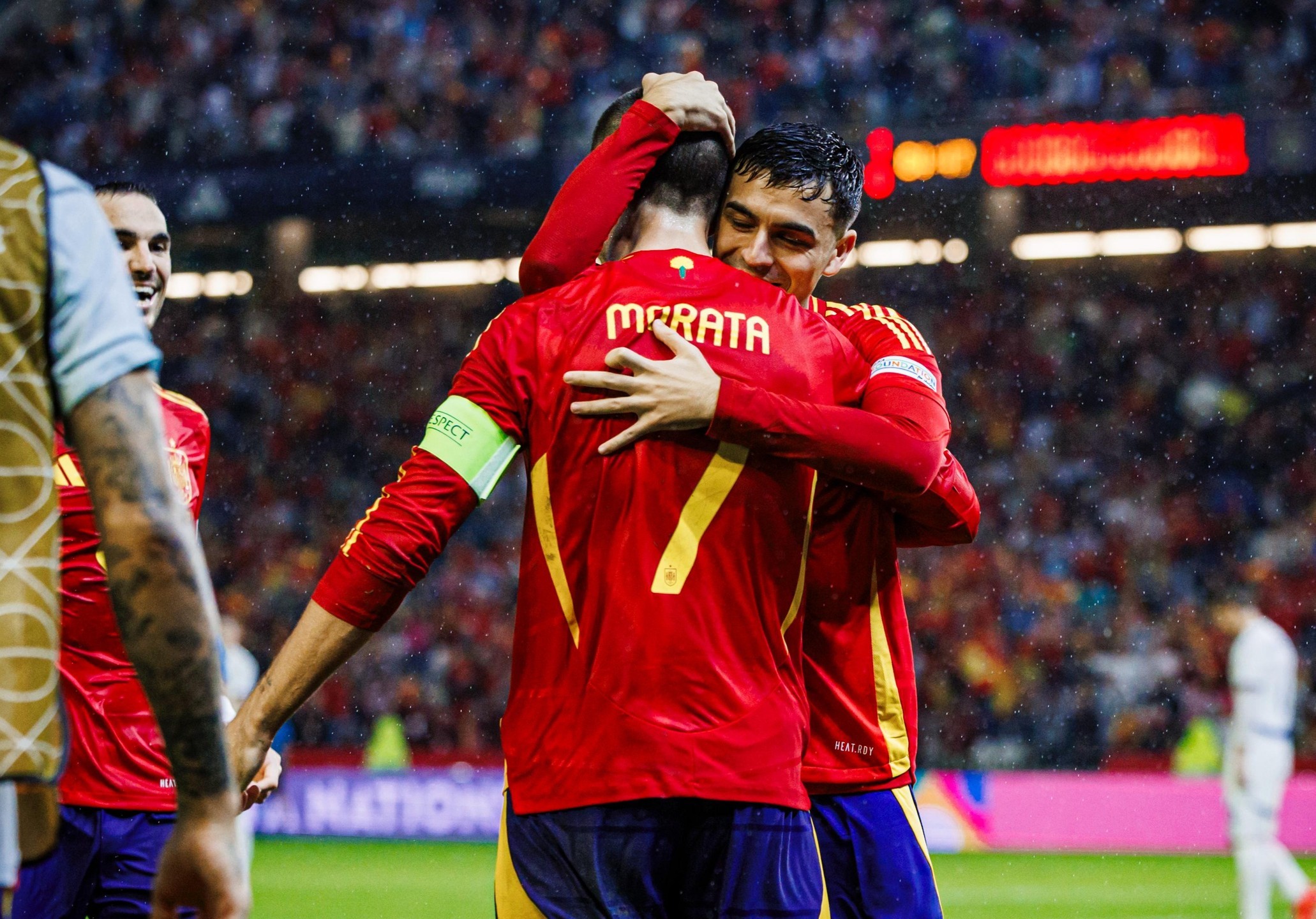 包含西班牙胜德国，小组出线形势稳健的词条