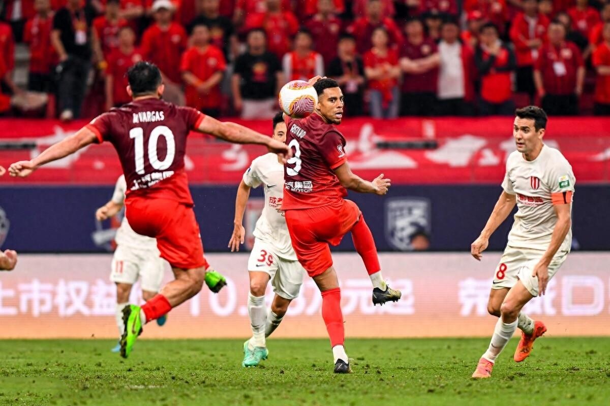 包含亚洲足球争霸，两队展开激烈对抗的词条