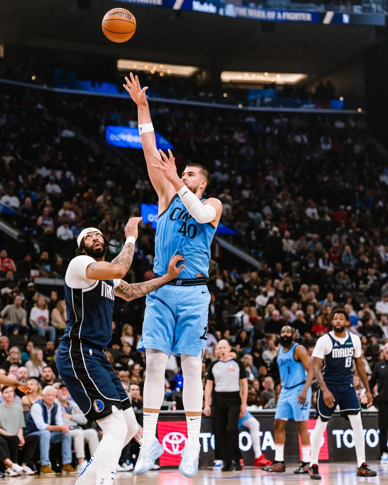 快船击败骑士，哈雷尔贡献25分15篮板！