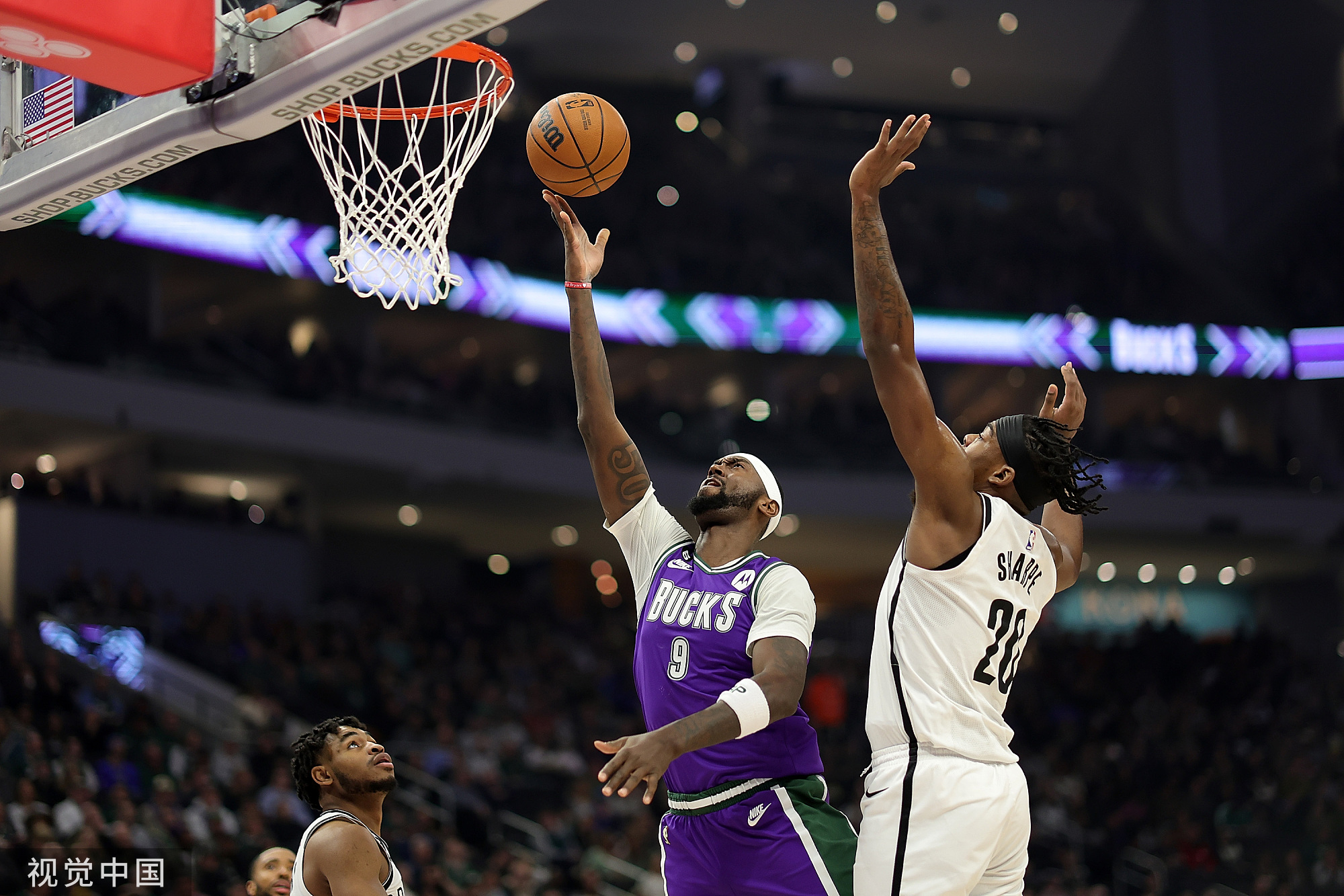 雄鹿击败篮网继续保持不败